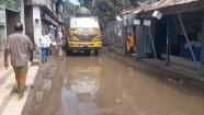 শ্রীনগরে বাঘড়া বাজারের প্রবেশমুখে ভারী যানবাহন : চরম দুর্ভোগে পথচারীরা