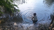 শ্রীনগরে অসচেতনতায় জলাশয়ে একা শিশু : হতে পারে বড় দুর্ঘটনা