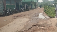 ছেংগারচর বাজার-চৌরাস্তা সড়কের নির্মাণকাজে ধীরগতি, গর্তে চরম জনদুর্ভোগ