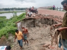 গাজীপুর-ধানুয়া সেতুর সংযোগ সড়কের ভাঙ্গন স্থানে মেরামত চলছে