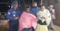 কচুয়ায়  রাতের আঁধারে শীতার্তদের মাঝে ওসি'র শীতবস্ত্র বিতরণ